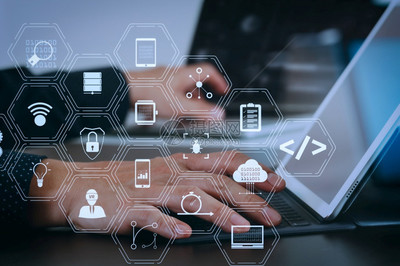 軟件開發(fā)者的編碼工作與強(qiáng)化的現(xiàn)實(shí)儀表板計(jì)算機(jī)圖標(biāo)有關(guān)這些包括機(jī)敏的系統(tǒng)開發(fā)代碼叉和網(wǎng)絡(luò)安全反應(yīng)的版本商人手與筆記本電腦一起工作